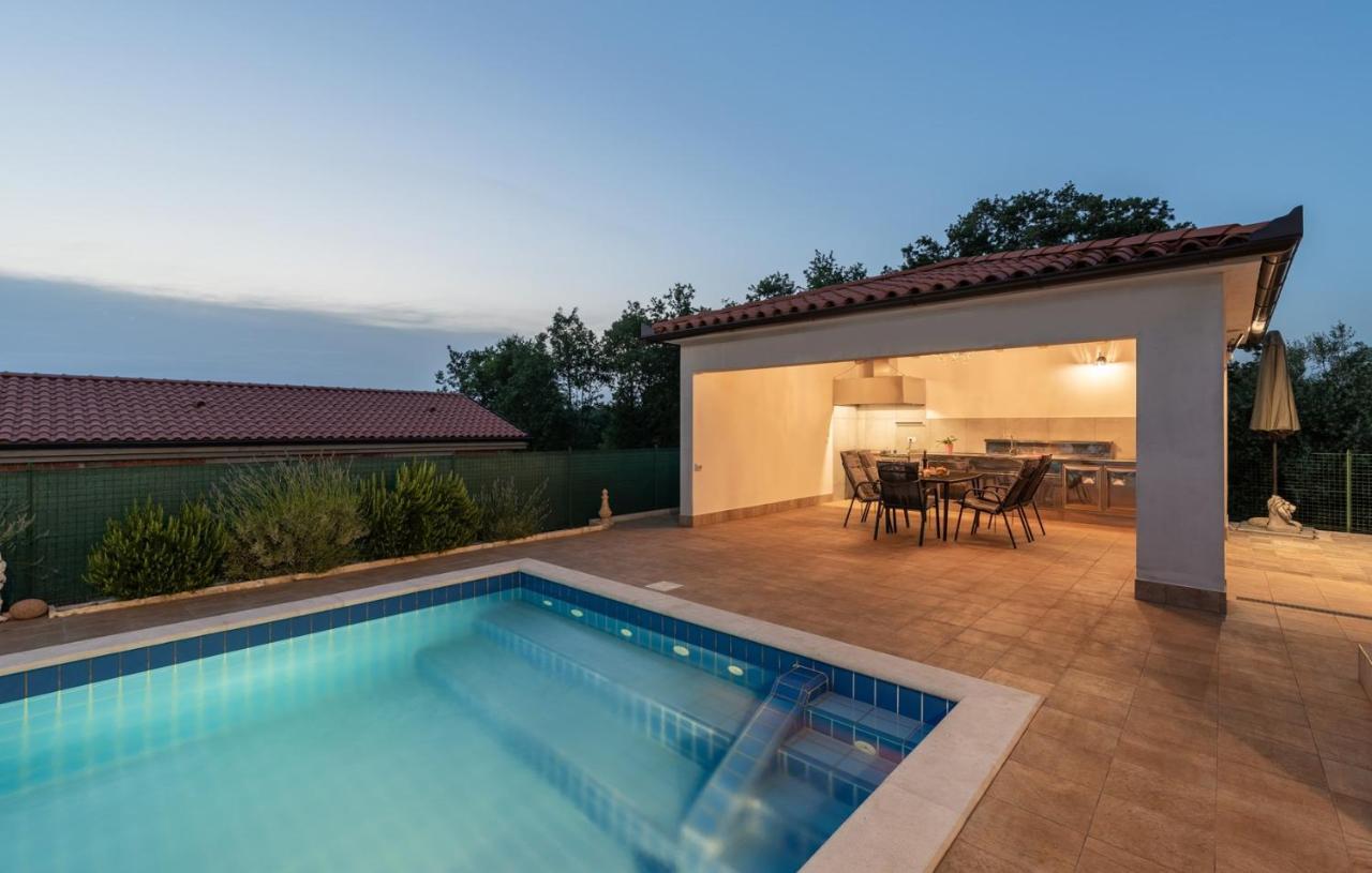 Villa Buroli With Pool, Sauna And Jacuzzi Exterior photo